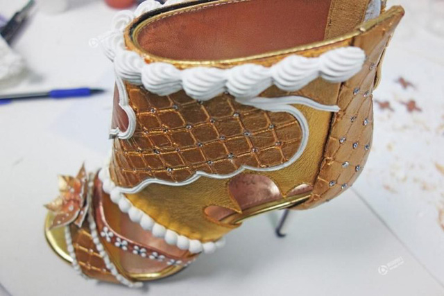 Cận cảnh đ&ocirc;i gi&agrave;y cao g&oacute;t đắt nhất thế giới gi&aacute; 15 triệu USD