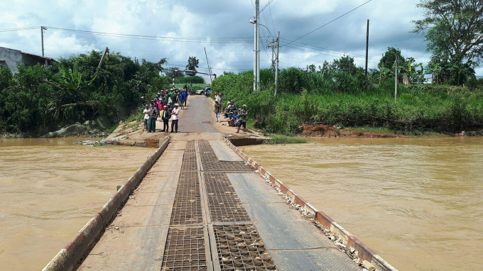 C&acirc;y cầu &Ocirc;ng Thiều kh&ocirc;ng c&oacute; lan can, nguy hiểm lu&ocirc;n r&igrave;nh rập.