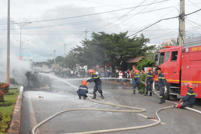 Lực lượng chức năng dập lửa chiếc xe bị ch&aacute;y.