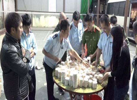 Lực lượng chức năng kiểm tra số h&agrave;ng h&oacute;a đồ mỹ nghệ nghi l&agrave; ng&agrave; voi. (Ảnh: b&aacute;o Gia đ&igrave;nh Việt Nam)