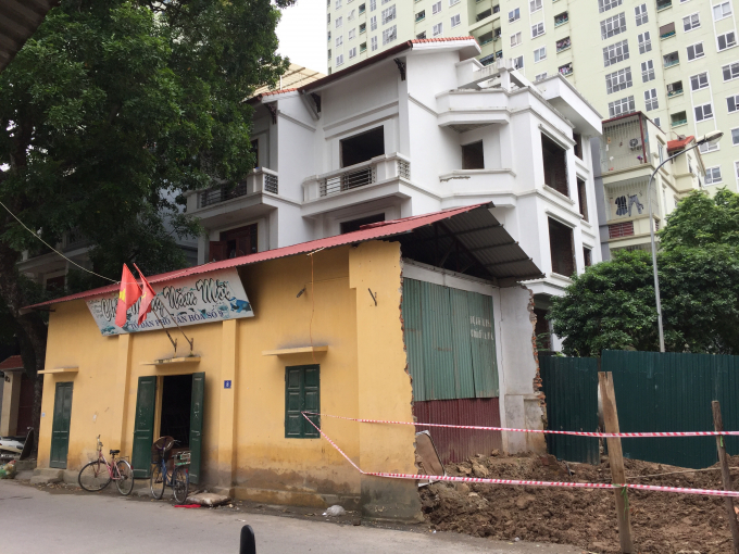 Nh&agrave; văn h&oacute;a tổ 9 bị dỡ bỏ một phần.