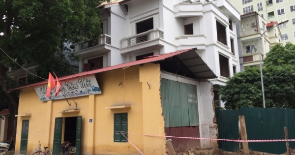 Hà Nội: Nhà văn hóa nằm... giữa đường