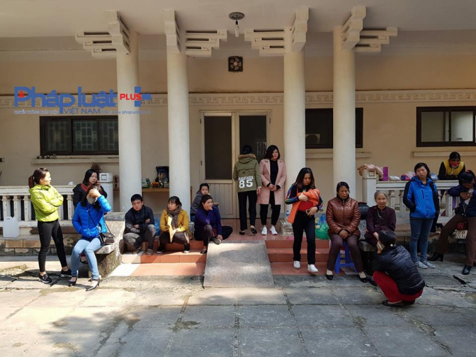 Gia đ&igrave;nh anh Nguyễn Th&agrave;nh Trung chờ đợi để đưa ch&aacute;u b&eacute; về an t&aacute;ng. (Ảnh: Tiến Vũ)