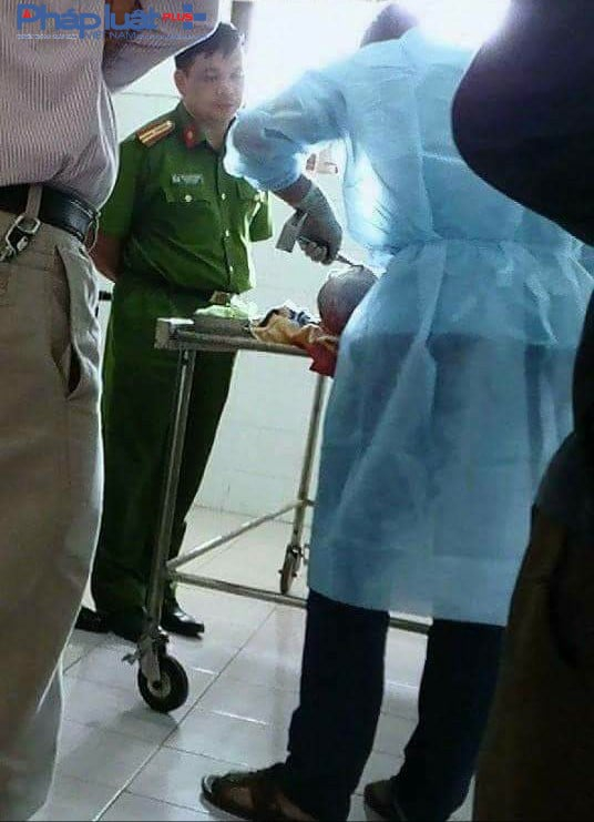 Cơ quan chức năng đang kh&aacute;m nghiệm tại Bệnh viện đa khoa Tuy&ecirc;n Quang. (Ảnh: Tiến Vũ)