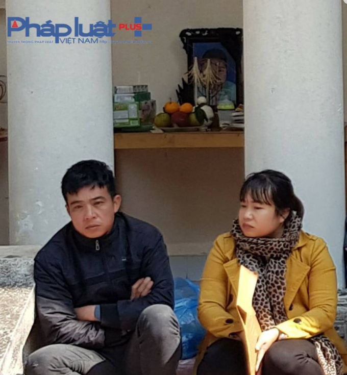 Anh Nguyễn Th&agrave;nh Trung - Bố đẻ ch&aacute;u b&eacute; Nguyễn Vi Anh c&ugrave;ng người nh&agrave; đau x&oacute;t kể lại sự việc. (Ảnh: Tiến Vũ)