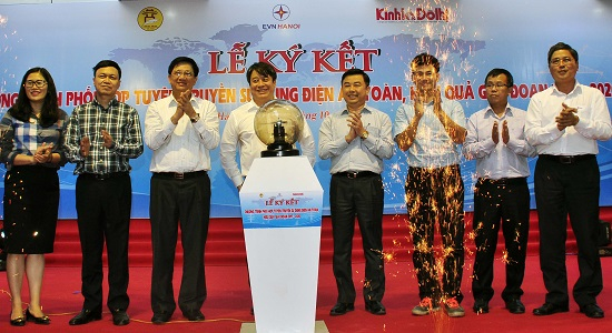 L&atilde;nh đạo b&aacute;o Kinh tế &amp;amp;amp; Đ&ocirc; thị c&ugrave;ng EVN H&agrave; Nội, Sở GD&amp;amp;amp;ĐT H&agrave; Nội khởi động chương tr&igrave;nh truyền th&ocirc;ng.