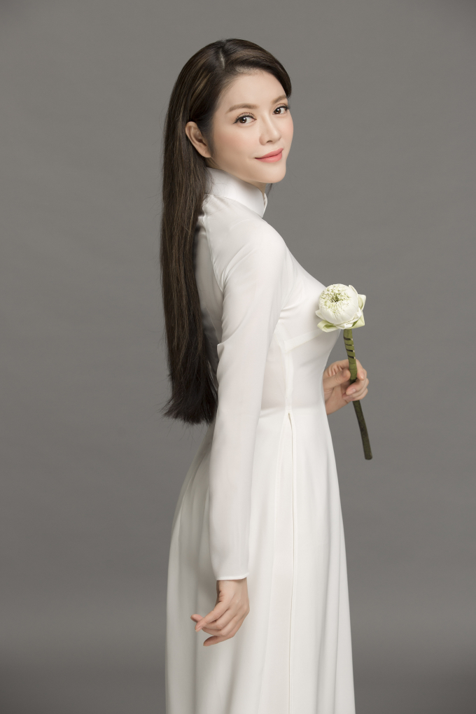 L&yacute; Nh&atilde; Kỳ nền n&atilde; &aacute;o d&agrave;i trắng nữ sinh với nhan sắc vượt thời gian