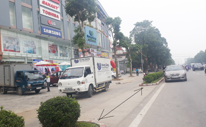 Dải ph&acirc;n c&aacute;ch tr&ecirc;n quốc lộ 1A bị Si&ecirc;u thị điện m&aacute;y Hương Giang tự &yacute; th&aacute;o dỡ để phục vụ mục đ&iacute;ch kinh doanh khi chưa được cấp ph&eacute;p.