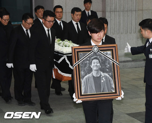 Linh cữu&nbsp;Kim Joo Hyuk từ Seoul được đưa về&nbsp;an t&aacute;ng tại phần mộ gia đ&igrave;nh anh ở tỉnh Chungcheong Nam. Ảnh: Osen.