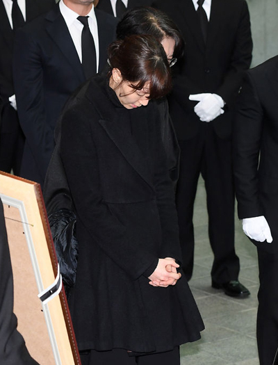 Lee Yoo Young - bạn g&aacute;i nam diễn vi&ecirc;n - trong d&ograve;ng người đưa tiễn. Những ng&agrave;y qua, c&ocirc; đ&oacute;ng vai tr&ograve; như người nh&agrave; Joo Hyuk, c&ugrave;ng gia đ&igrave;nh để tang anh. Ảnh: Osen.