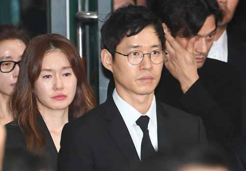 C&aacute;c diễn vi&ecirc;n Kim Ji Soo, Yoo Jun Sang v&agrave; Oh Ji Ho (từ tr&aacute;i sang) cũng đến tiễn đưa. Ảnh: Osen.