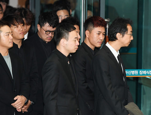 Nhiều đồng nghiệp th&acirc;n thiết đến tiễn đưa Kim Joo Hyuk. Ảnh: Osen.