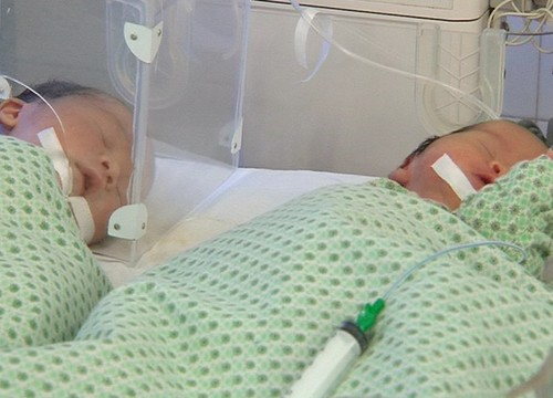 Rất may cả 5 b&eacute; sơ sinh bị ng&atilde; khỏi xe đẩy đều kh&ocirc;ng sao. Ảnh:&nbsp;H.N.