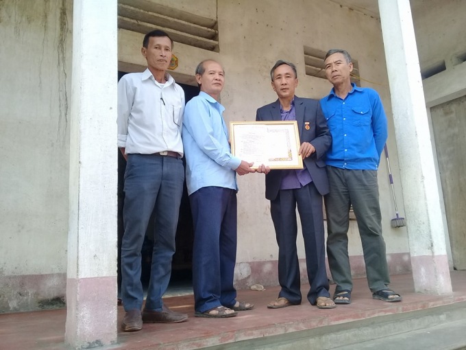 Đại diện ch&iacute;nh quyền địa phương đến nh&agrave; ri&ecirc;ng trao bằng khen v&agrave; huy hiệu 30 năm tuổi Đảng cho &ocirc;ng H&agrave;n Đức Long.