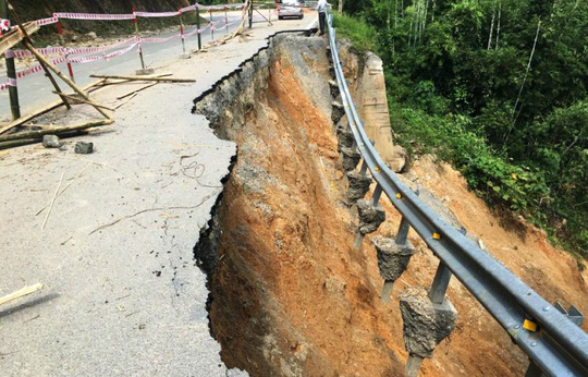 Những điểm sạt lở, sụt l&uacute;n to&agrave;n xảy ra b&ecirc;n ph&iacute;a ta-luy &acirc;m