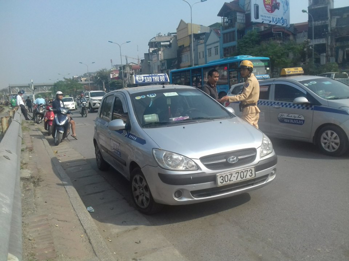 Một trường hợp vi phạm đang được c&aacute;n bộ Đội CSGT số 4 xử l&yacute;.