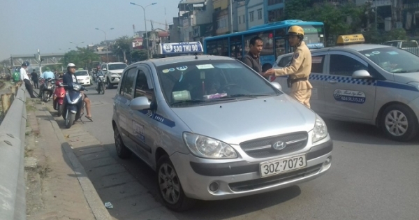 Hà Nội: Đẩy mạnh xử lý taxi dừng đỗ trước cửa Bệnh viện Bạch Mai