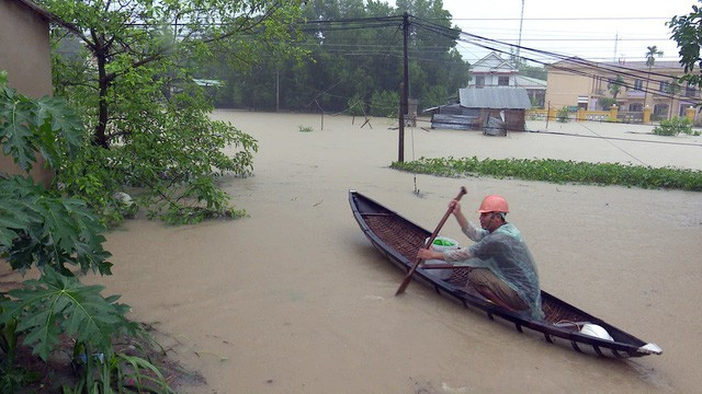 Mưa lớn khiến nhiều địa b&agrave;n của tỉnh Ph&uacute; Y&ecirc;n ngập s&acirc;u. Ảnh: Trung Thi.