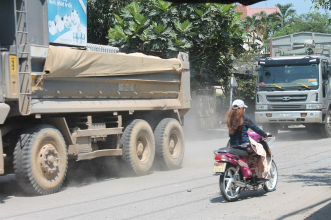 Xe ben cuốn theo bụi v&agrave;o nh&agrave; d&acirc;n b&ecirc;n đường.