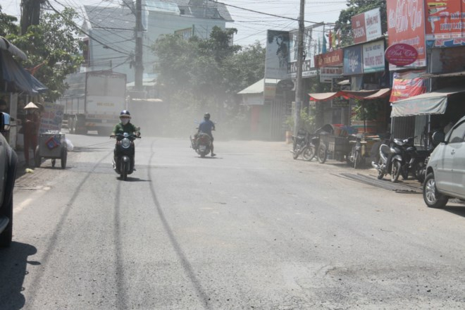 Đường Ng&ocirc; Quyền xuất hiện nhiều ổ g&agrave; do xe ben c&agrave;y n&aacute;t.