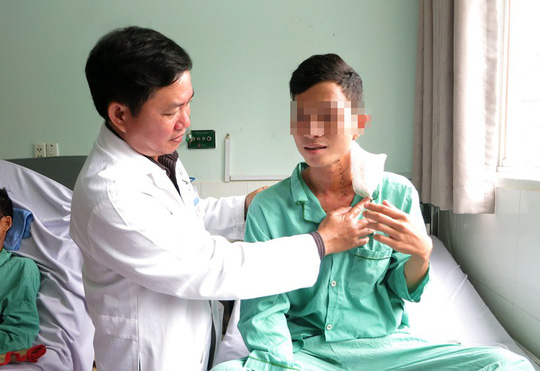 Nghệ sĩ xiếc rong bị thủng thực quản.