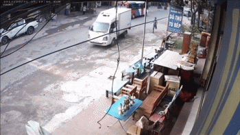 Giây phút bất cẩn, tài xế bất lực nhìn xe tải trôi xuống dốc