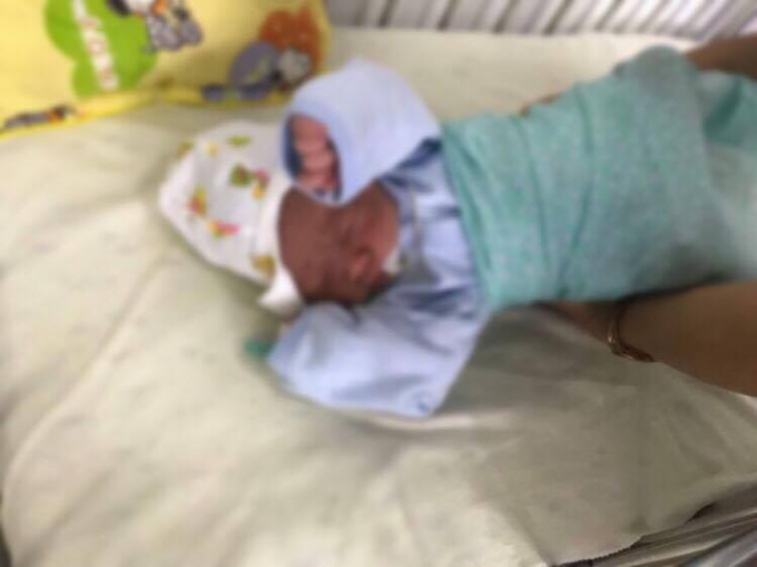 Bế T&uacute; A bị bỏ rơi sau khi sinh được 10 tiếng.