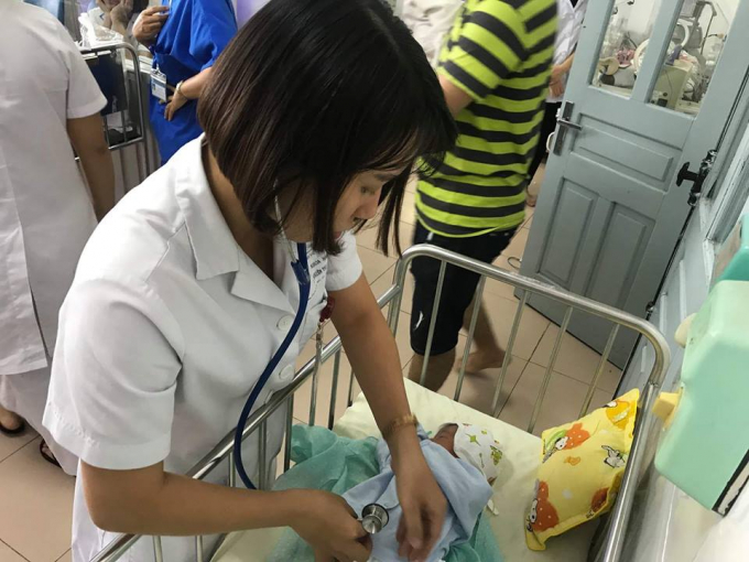 Hiện tại b&eacute; được c&aacute;c b&aacute;c sĩ tận t&igrave;nh chăm s&oacute;c.