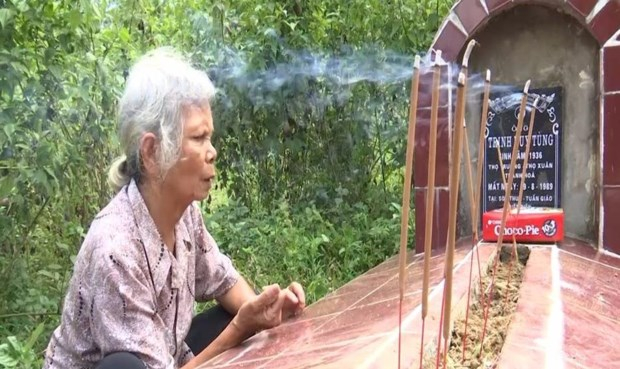 B&agrave; Nga b&ecirc;n mộ chồng