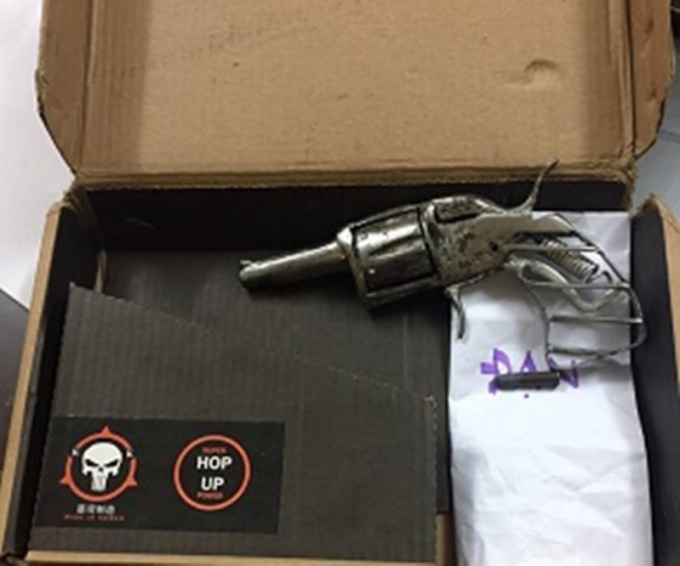 Khẩu s&uacute;ng c&ocirc;n xoay bị lực lượng chức năng thu giữ.