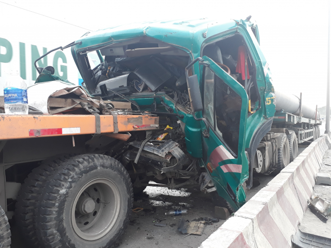 Cabin xe đầu k&eacute;o biến dạng sau va chạm.