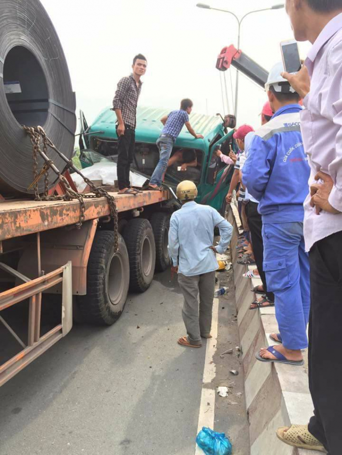 Nam t&agrave;i xế mắc kẹt, k&ecirc;u cứu trong cabin.