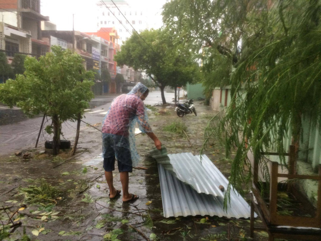 Nhiều m&aacute;i t&ocirc;n bị cuốn bay...