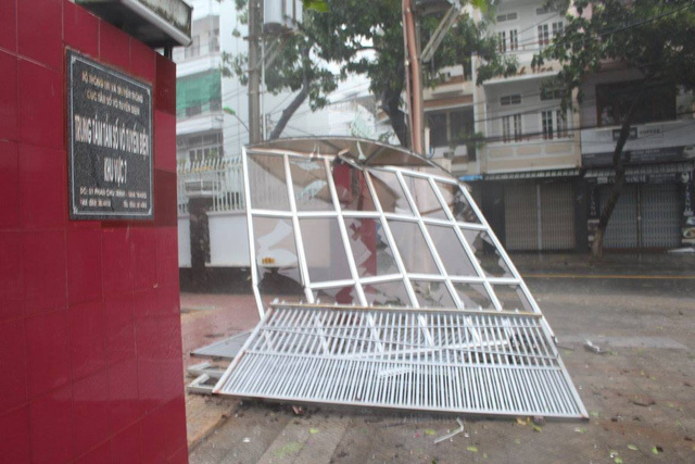 Cổng sắt, cửa k&iacute;nh đổ la liệt.