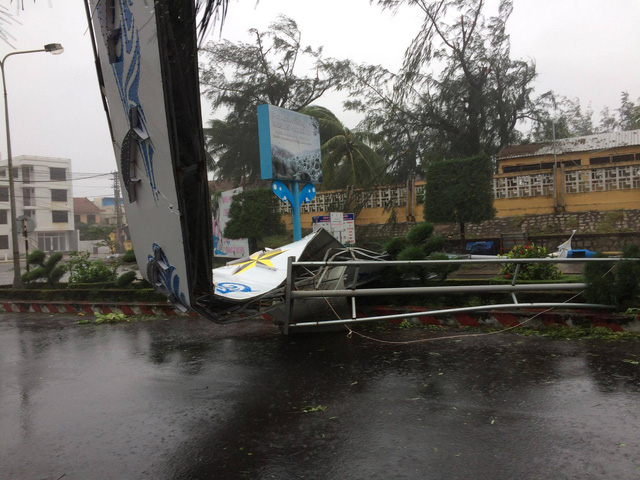 Gi&oacute; lớn đ&atilde; l&agrave;m đổ 1 cổng ch&agrave;o lớn.