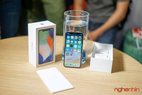 Cận cảnh iPhone X m&agrave;u trắng v&agrave; so d&aacute;ng với iPhone 8 Plus