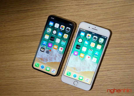 Cận cảnh iPhone X m&agrave;u trắng v&agrave; so d&aacute;ng với iPhone 8 Plus