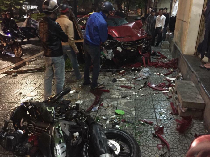 Huế: &Ocirc; t&ocirc; &ldquo;đi&ecirc;n&rdquo; g&acirc;y tai nạn li&ecirc;n ho&agrave;n, một người thiệt mạng