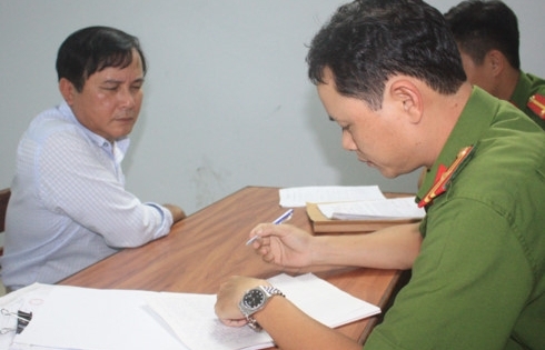 Làm giả quyết định tuyển dụng, chiếm đoạt hơn 2 tỉ đồng