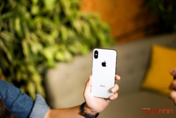 Cận cảnh iPhone X màu trắng và so dáng với iPhone 8 Plus
