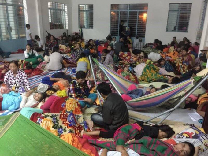 Người d&acirc;n Kh&aacute;nh H&ograve;a sơ t&aacute;n đến nơi an to&agrave;n để tr&aacute;nh b&atilde;o.