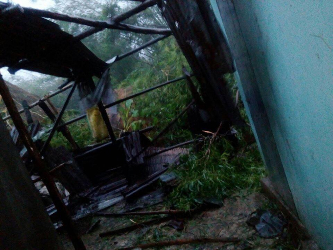 Nhiều nh&agrave; d&acirc;n ở Kh&aacute;nh H&ograve;a bị tốc m&aacute;i.