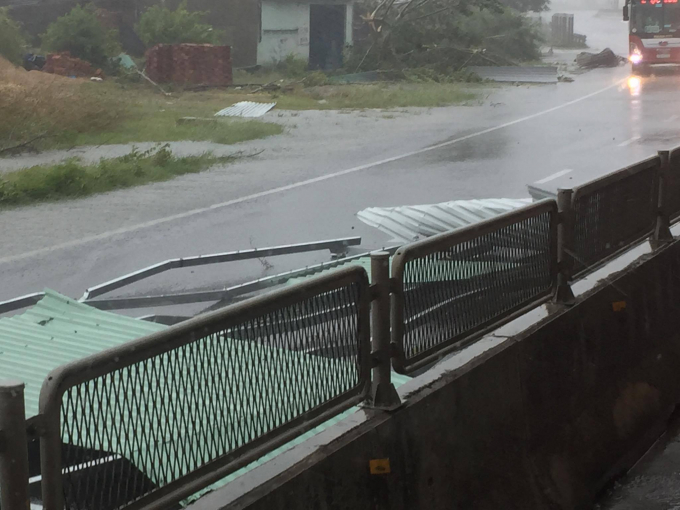 Mưa to, k&egrave;m gi&oacute; lớn giật mạnh ở TP Nha Trang.