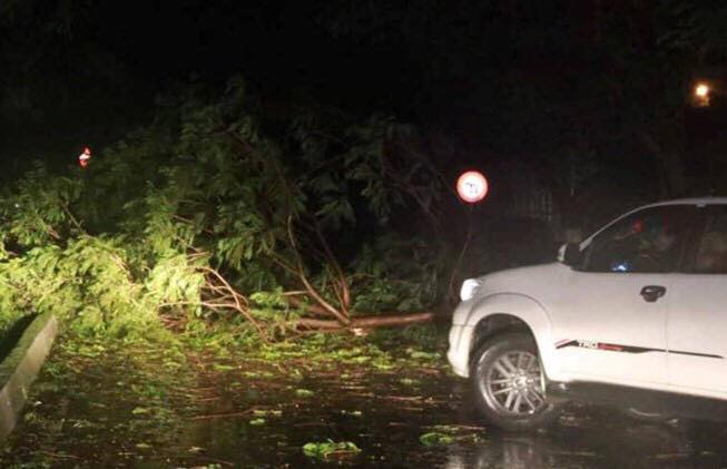 Mưa lớn g&acirc;y cản trở giao th&ocirc;ng.