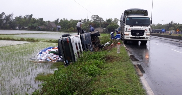 Quảng Nam: Mưa lớn, đường trơn trượt xe chở thức ăn gia xúc lật nghiêng dưới ruộng
