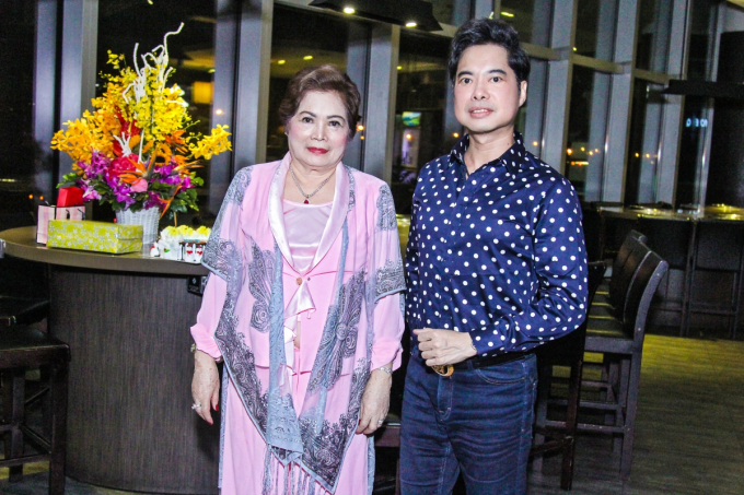 Danh ca Ngọc Sơn v&agrave; mẹ.