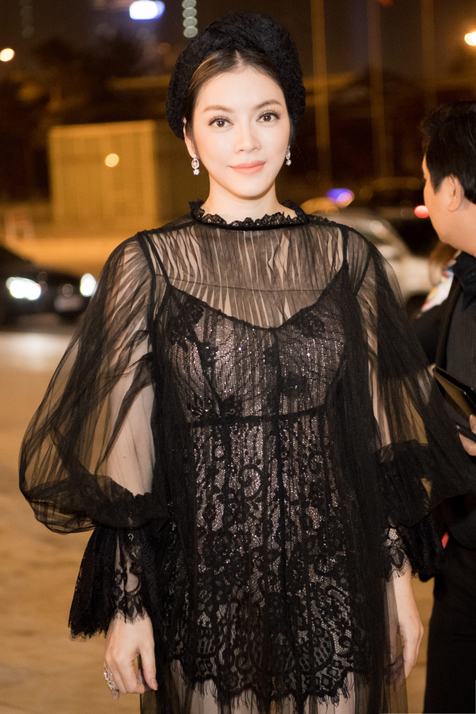 L&yacute; Nh&atilde; Kỳ diện v&aacute;y ren xuy&ecirc;n thấu đốt n&oacute;ng Tuần lễ thời trang quốc tế Việt Nam