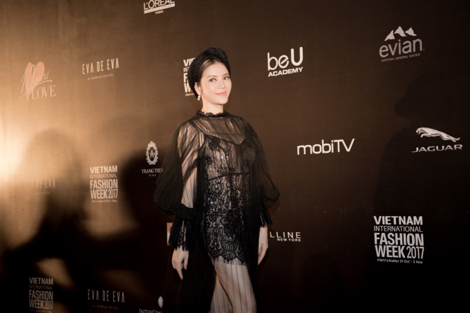 L&yacute; Nh&atilde; Kỳ diện v&aacute;y ren xuy&ecirc;n thấu đốt n&oacute;ng Tuần lễ thời trang quốc tế Việt Nam