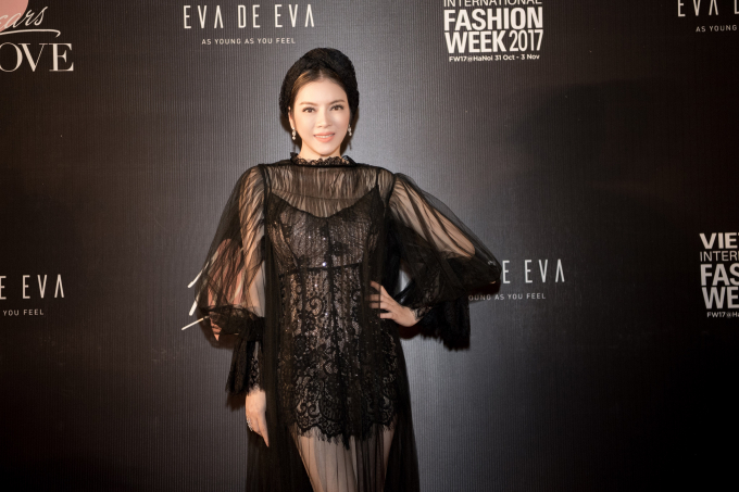 C&oacute; thể thấy d&ugrave; chỉ diện trang sức nhỏ của Paolo Piovan nhưng nữ diễn vi&ecirc;n vẫn hết sức sang trọng, nổi bật. Sự tinh tế khi phối đồ tạo điểm nhấn khiến L&yacute; Nh&atilde; Kỳ thật sự tỏa s&aacute;ng.