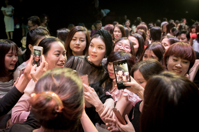 L&yacute; Nh&atilde; Kỳ diện v&aacute;y ren xuy&ecirc;n thấu đốt n&oacute;ng Tuần lễ thời trang quốc tế Việt Nam